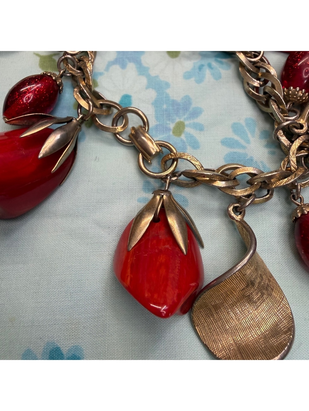Red marbled Bakelite chacha bracelet - Picture 2 of 4